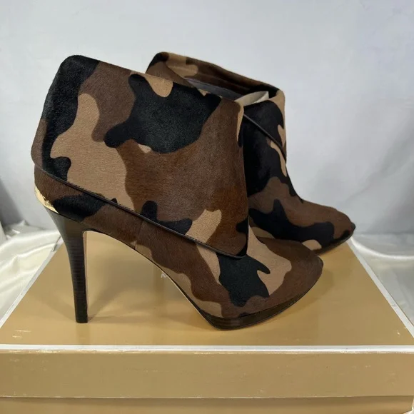 Set Michael Michael Kors Real Hair Calf Camo Heel 11 & Camo Clutch $513 NEW - Picture 10 of 17